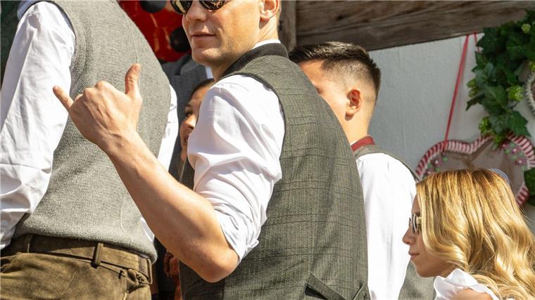 20 Tore: Bayern müssen im Bierzelt „nichts schön trinken“ In Bremen musste Torwart Manuel Neuer angeschlagen passen, beim Bierzelt-Besuch war er dabei.