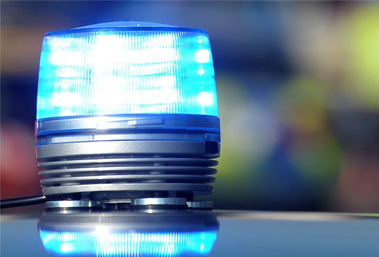 Selbstjustiz: Mann tritt 16-Jährigen zweimal gegen den Kopf Blaulicht eines Streifenwagens