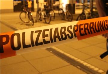 Ein Polizist steht an einer Absperrung vor dem Bahnhof Füssen.