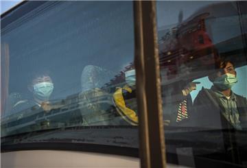 Eine Gruppe unbegleiteter Kinder sitzt in einem Bus.