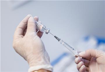 Eine Krankenschwester zieht im Impfzentrum Freising den Impfstoff Nuvaxovid vom Hersteller Novavax auf eine Spritze auf.