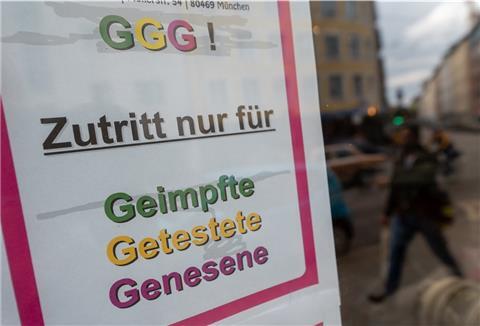 Ein Schild mit der Aufschrift "GGG! - Zutritt nur für Geimpfte, Getestete, Genesene" hängen an einer Tür.