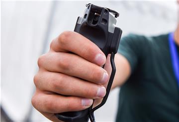 - Ein Zollbeamter hält am 02.09.2017 in der Hafencity in Hamburg am Tag des Zolls ein Pfefferspray in der Hand.