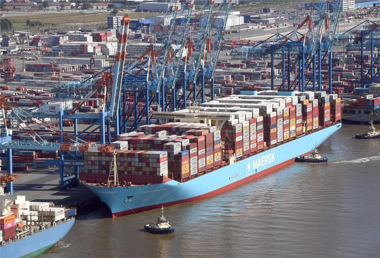 In Bremerhaven besser aufgehoben als in Hamburg: Der Chef der Maersk-Reederei kritisiert die Kosten für die Elbvertiefung. Das Foto zeigt die „Maersk Mc-Kinney Moller“ am NTB-Terminal in Bremerhaven.
