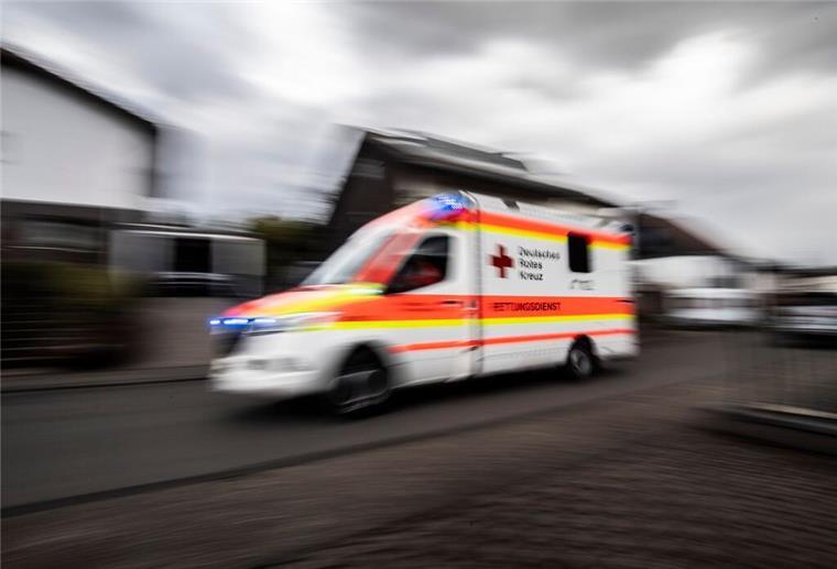 ARCHIV - Ein Rettungswagen fährt über die Straße. Foto: Boris Roessler/dpa/Symbolbild