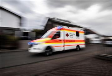 ARCHIV - Ein Rettungswagen fährt über die Straße. Foto: Boris Roessler/dpa/Symbolbild