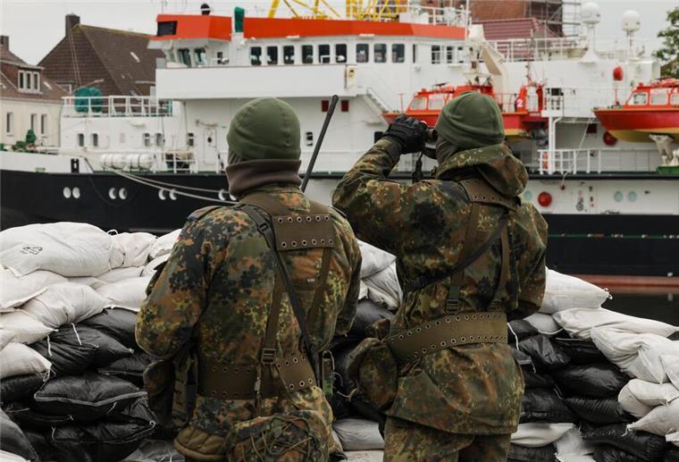 In Bremerhaven fallen am Montag Schüsse. Mitten in der Stadt. Vermummte Männer stürmen ein Gelände. Reservisten schützen den Hafen. Und zeigen, dass man das besser in der Stadt als auf einem Übungsplatz trainieren kann.