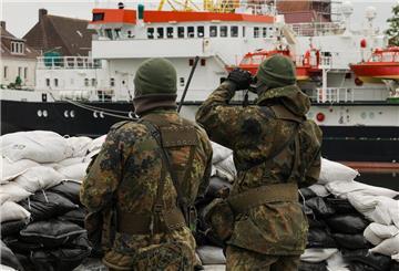 In Bremerhaven fallen am Montag Schüsse. Mitten in der Stadt. Vermummte Männer stürmen ein Gelände. Reservisten schützen den Hafen. Und zeigen, dass man das besser in der Stadt als auf einem Übungsplatz trainieren kann.