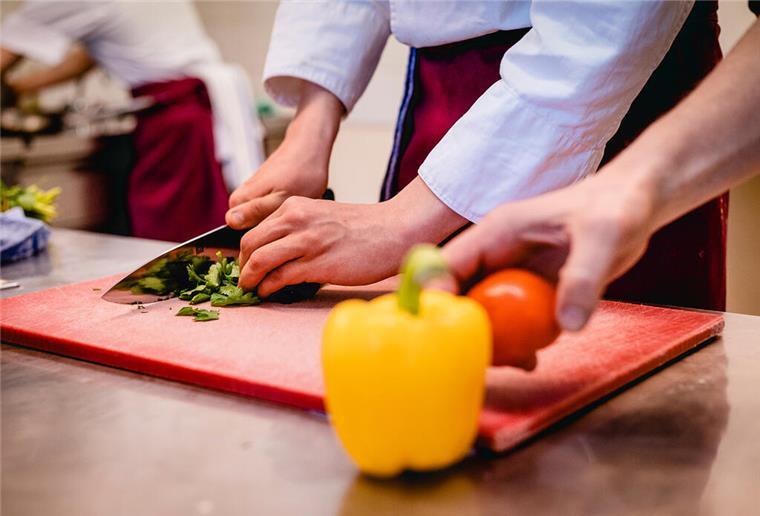 Gastronomie auf Sparflamme: 40 Köche fehlen in Bremerhaven In Bremerhaven fehlt es an Küchen-Profis. Die Gewerkschaft NGG schlägt Alarm.