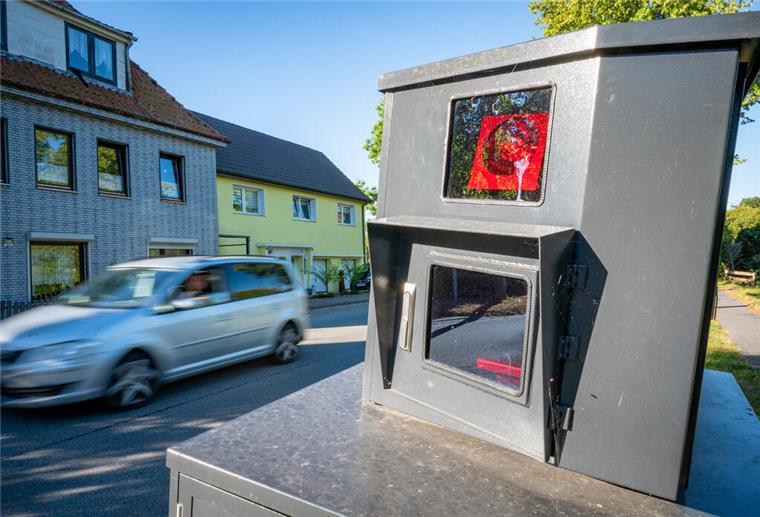 Ein Blitzer steht am Straßenrand.