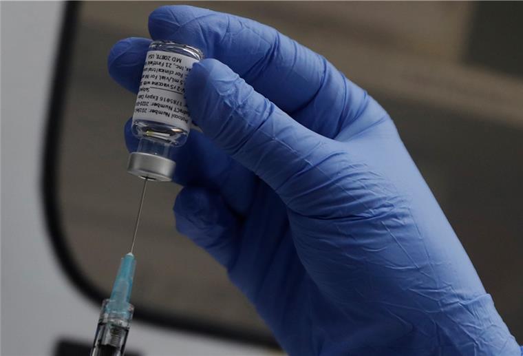 Ein medizinischer Mitarbeiter bereitet während einer Studie im St. George's University Hospital in London eine Dosis mit dem Corona-Impfstoff von Novavax für eine Impfung vor. 