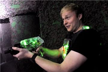 In Bremerhaven kann man jetzt Lasertag spielen. Auch Erwachsene haben ihren Spaß.
