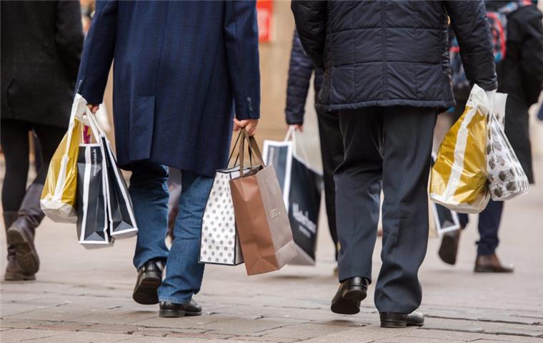 In Bremerhaven können die Kunden auch an diesem Sonntag mit gefüllten Taschen nach Hause gehen.