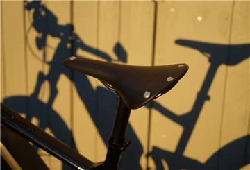 Zum Themendienst-Bericht von Stefan Weißenborn vom 29. April 2022: Ebenfalls für längere Strecken ist der Sattel ausgelegt. Wie bei einem Reisefahrrad erfordert die harte Sitzfläche etwas Eingewöhnung.