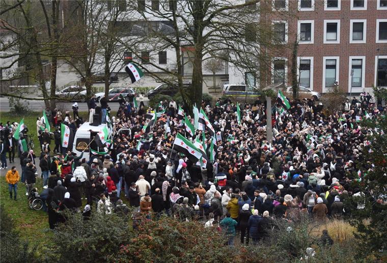 In Bremerhaven-Lehe feierten etliche Syrer lautstark das Ende des Assad-Regimes in ihrer Heimat.