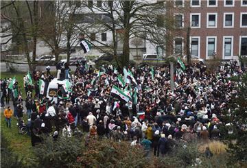 In Bremerhaven-Lehe feierten etliche Syrer lautstark das Ende des Assad-Regimes in ihrer Heimat.