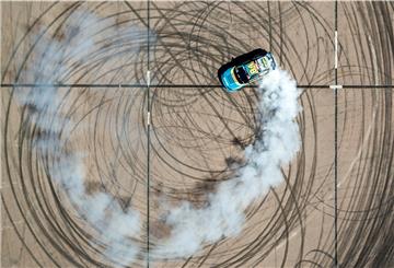 Max Heidrich, professioneller Driftfahrer, steuert im Rahmen einer Vorführung seinen Rennwagen durch die Baggerstadt Ferropolis (Aufnahme mit einer Drohne). 