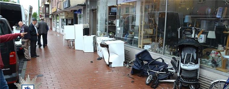 In Bremerhaven-Lehe hat ein betrunkener Autofahrer Waschmaschinen gerammt.