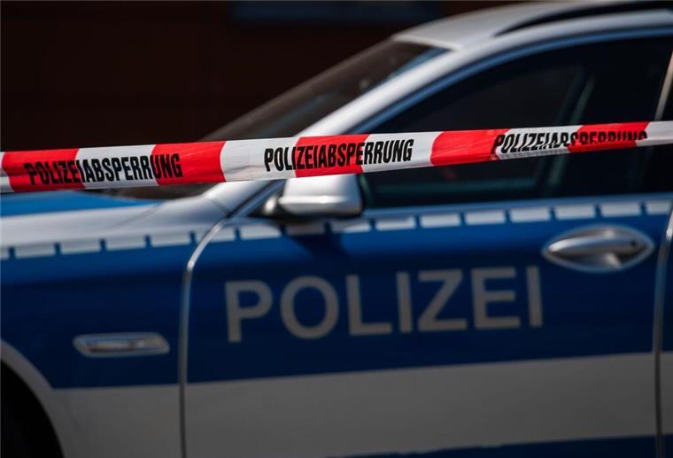 Softair löst Polizei-Großeinsatz in Lehe aus ARCHIV - Ein Polizeiauto steht hinter einem Absperrband der Polizei. Foto: Robert Michael/dpa-Zentralbild/dpa/Symbolbild