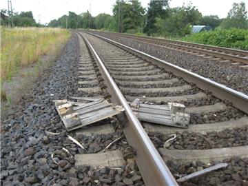 In Bremerhaven-Lehe hat ein Unbekannter eine Palette auf die Bahnschienen gelegt.