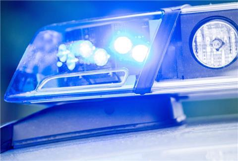 Ein Blaulicht leuchtet an einer Polizeistreife.