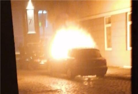 In Bremerhaven-Lehe ist ein Auto in Brand geraten.