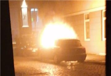 In Bremerhaven-Lehe ist ein Auto in Brand geraten.