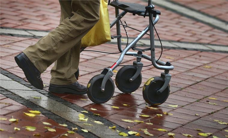 Bremerhaven: Rollator-Nutzer stürzt nach Zusammenstoß mit Auto In Bremerhaven-Mitte wurde ein Mann mit Rollator angefahren und verletzt.