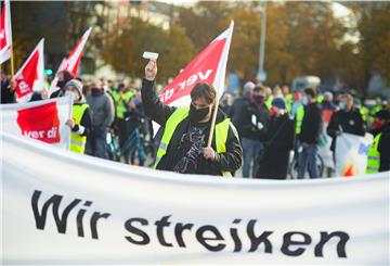 Menschen streiken in Warnweste und mit ver.di-Fahnen. 