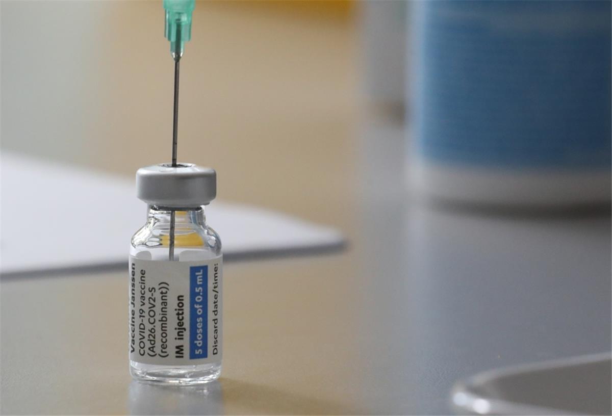 Johnson & Johnson-Impfung: Hier gibt‘s eine Auffrischung Eine Ampulle mit dem Covid-19-Impfstoff von Johnson & Johnson steht auf einem Tisch.