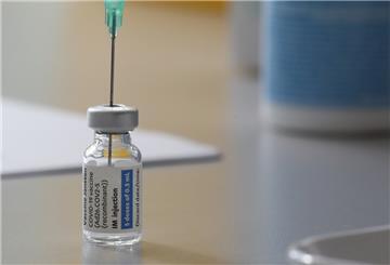 Eine Ampulle mit dem Covid-19-Impfstoff von Johnson & Johnson steht auf einem Tisch. 