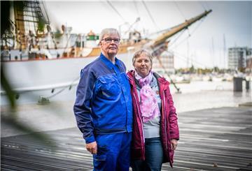 Ein Mann und eine Frau auf einem Schiff.