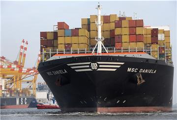 Ein großes Containerschiff