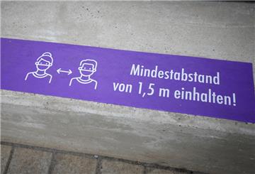 VfL Osnabrück - Eintracht Braunschweig, 28. Spieltag, im Stadion an der Bremer Brücke. «Mindestabstand einhalten!» steht auf einem Schild vor dem Stadion.