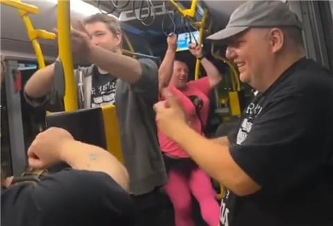In Bremerhaven steckt Leben: Hier wird im Linienbus gesungen und getanzt.
