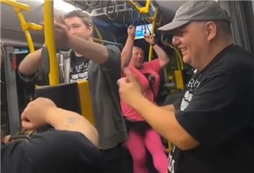 In Bremerhaven steckt Leben: Hier wird im Linienbus gesungen und getanzt.