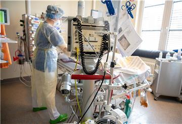 In einem Zimmer der Intensivstation wird ein Patient mit einem schweren Covid-19 Krankheitsverlauf behandelt. 