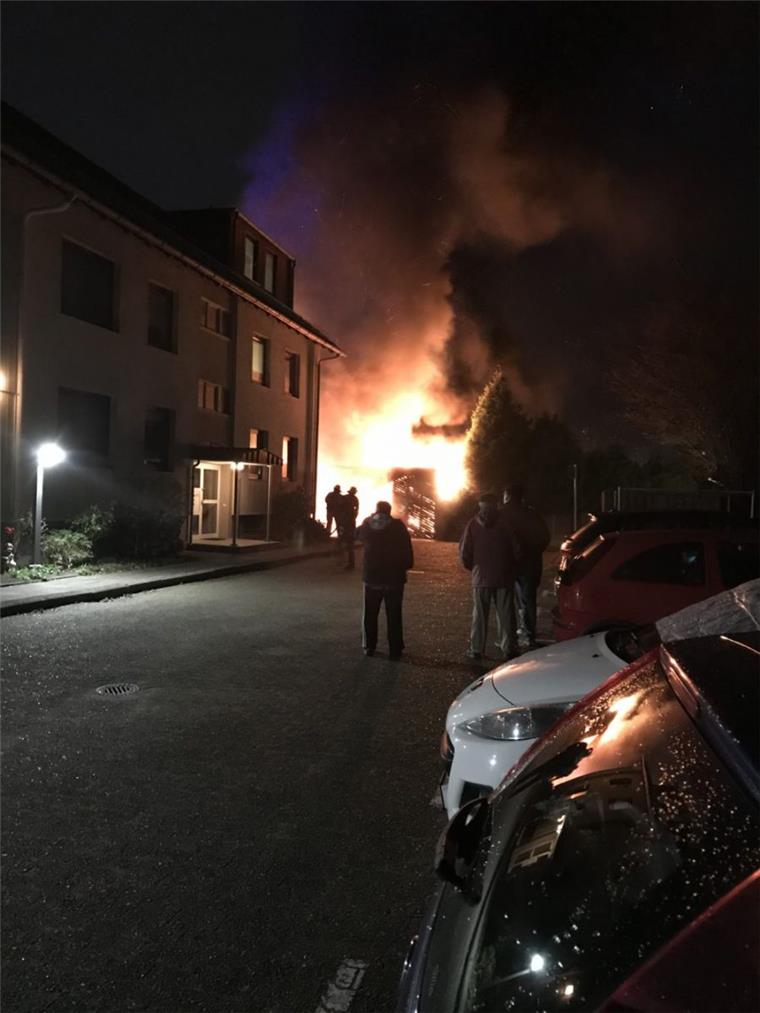 In Bremerhaven-Wulsdorf haben in der Nacht ein Wohnhaus und ein Auto gebrannt. Es wurde niemand verletzt.