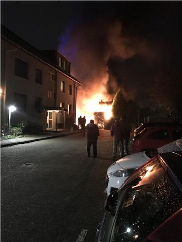 In Bremerhaven-Wulsdorf haben in der Nacht ein Wohnhaus und ein Auto gebrannt. Es wurde niemand verletzt.