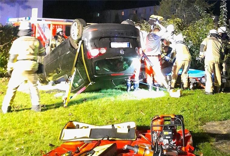 In Bremerhaven-Wulsdorf kam es zu einem schweren Verkehrsunfall. Im Bereich der Auerstraße überschlug sich ein Pkw und blieb auf dem Dach liegen.