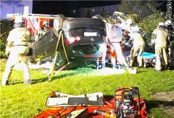 In Bremerhaven-Wulsdorf kam es zu einem schweren Verkehrsunfall. Im Bereich der Auerstraße überschlug sich ein Pkw und blieb auf dem Dach liegen.