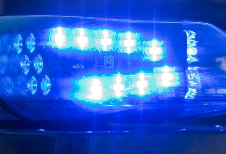  Das Blaulicht auf einem Fahrzeug der Polizei leuchtet 