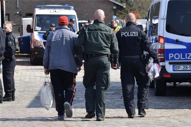 In Bremerhaven wurden mehrere Personen abgeführt.