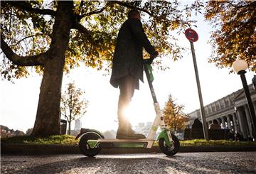 Ein junger Mann fährt mit einem E-Scooter durch die Stuttgarter Innenstadt.