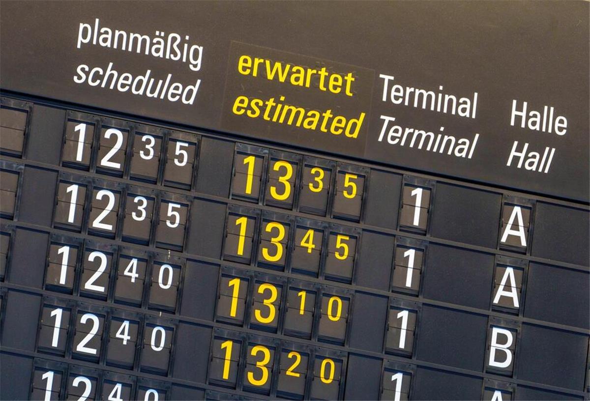 EU plant Reform beim Fluggastrecht: Passagiere sollten jetzt noch handeln! Flughafen: Die große Anzeigetafel im Terminal 1 weist auf die Verspätungen hin.