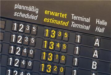 Flughafen: Die große Anzeigetafel im Terminal 1 weist auf die Verspätungen hin. 