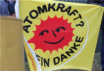 In Bülstedt kommen Menschen zu einer Mahnwache zusammen, um der Opfer von Fukushima zu gedenken.