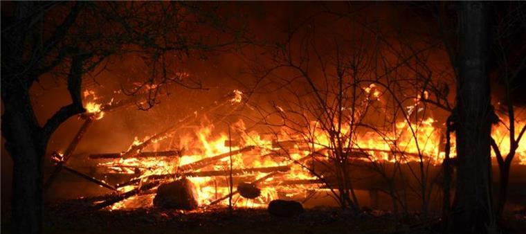 Cadenberge: Gartenhaus steht komplett in Flammen In Cadenberge ist ein Gartenhaus niedergebrannt.