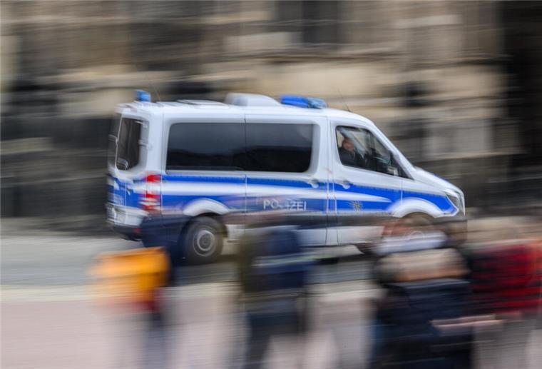 ARCHIV - 21.03.2023, Sachsen, Dresden: Ein Polizeiauto fährt am Vormittag in der Altstadt über den Theaterplatz. (Aufnahme mit langer Belichtungszeit) (zu dpa: «Das Post-Covid-Syndrom hat auch die Jugendkriminalität erfasst») Foto: Robert Michael/dpa +++ dpa-Bildfunk +++