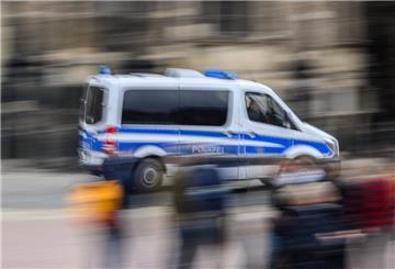 ARCHIV - 21.03.2023, Sachsen, Dresden: Ein Polizeiauto fährt am Vormittag in der Altstadt über den Theaterplatz. (Aufnahme mit langer Belichtungszeit) (zu dpa: «Das Post-Covid-Syndrom hat auch die Jugendkriminalität erfasst») Foto: Robert Michael/dpa +++ dpa-Bildfunk +++